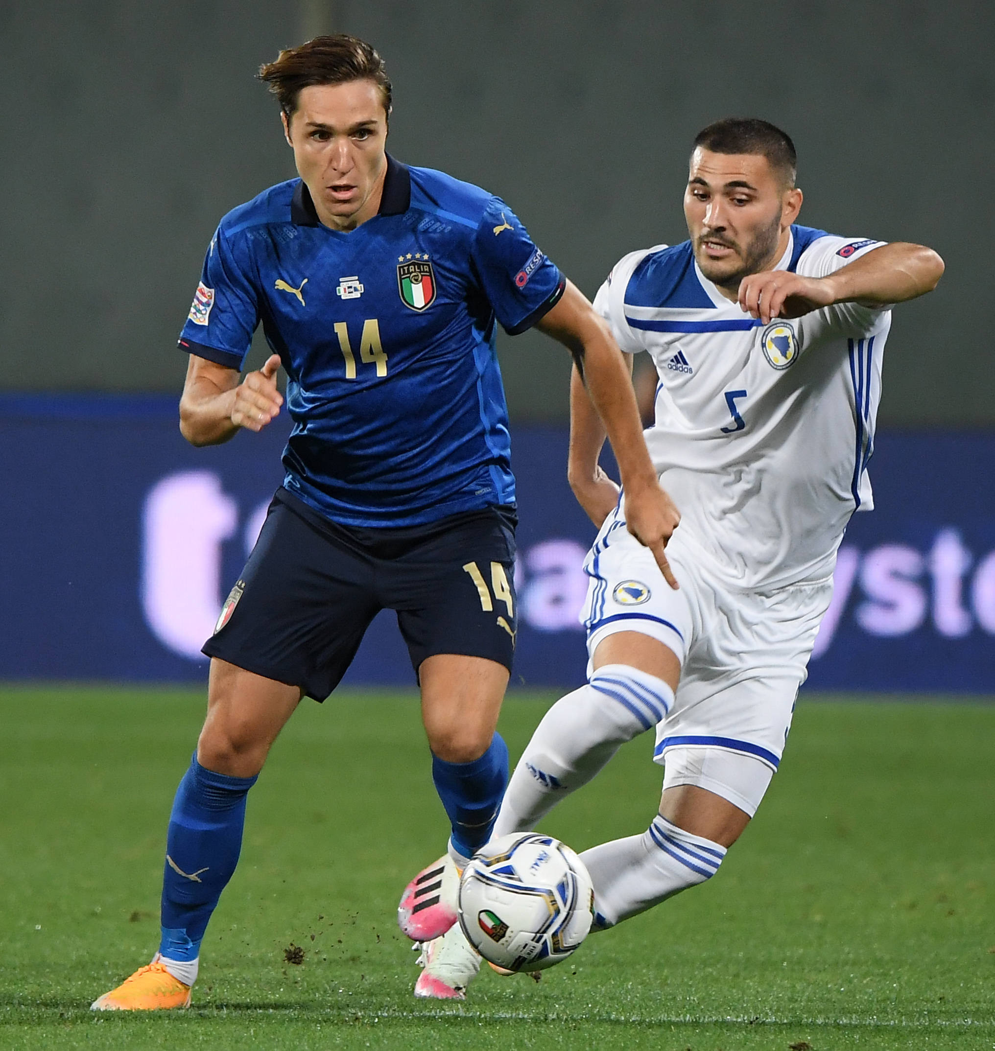 包含捷克队在欧预赛中势如破竹，赢得掌声的词条